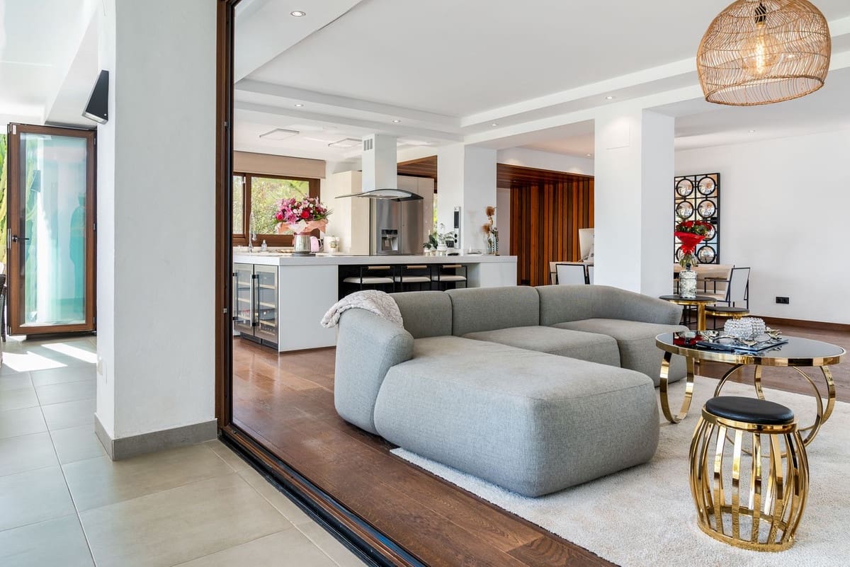 6 bedroom Villa for sale in Nueva Andalucia with pool garage - € 1,998,000 (Ref: 8263866)