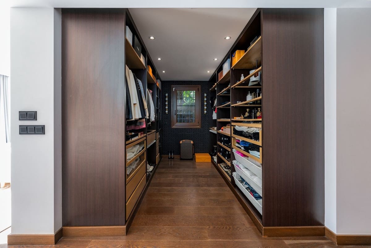 6 bedroom Villa for sale in Nueva Andalucia with pool garage - € 1,998,000 (Ref: 8263866)