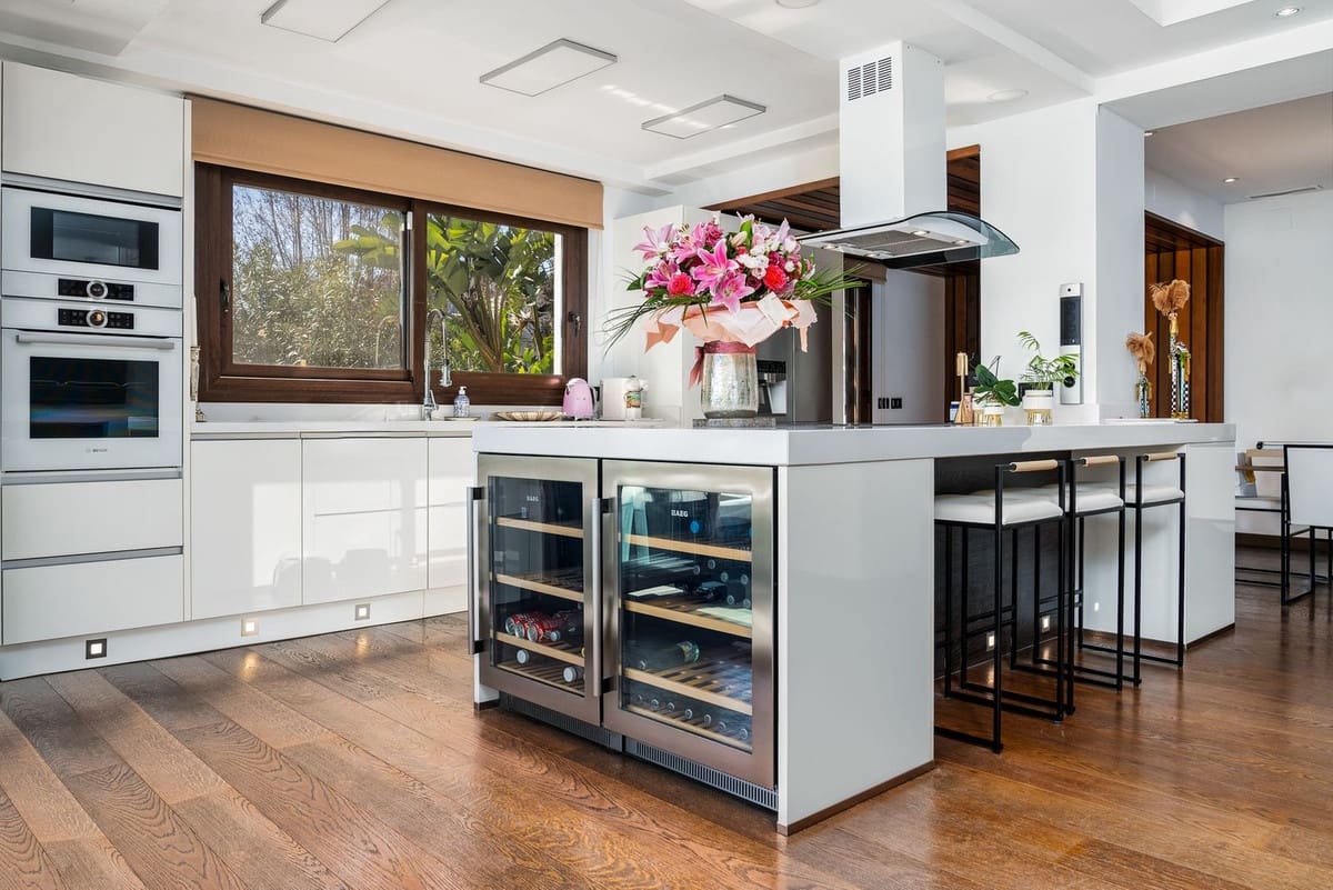 6 bedroom Villa for sale in Nueva Andalucia with pool garage - € 1,998,000 (Ref: 8263866)