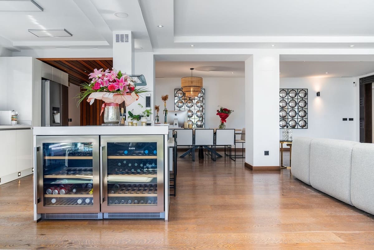 6 bedroom Villa for sale in Nueva Andalucia with pool garage - € 1,998,000 (Ref: 8263866)