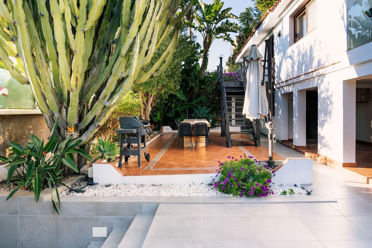 6 bedroom Villa for sale in Nueva Andalucia with pool garage - € 1,998,000 (Ref: 8263866)