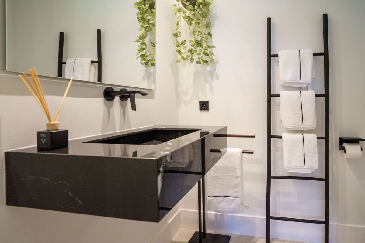 5 bedroom Villa for sale in Marbella with pool garage - € 2,575,000 (Ref: 8280892)