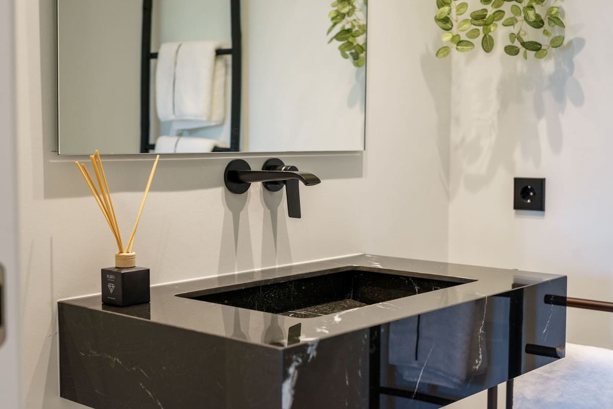 5 bedroom Villa for sale in Marbella with pool garage - € 2,575,000 (Ref: 8280892)