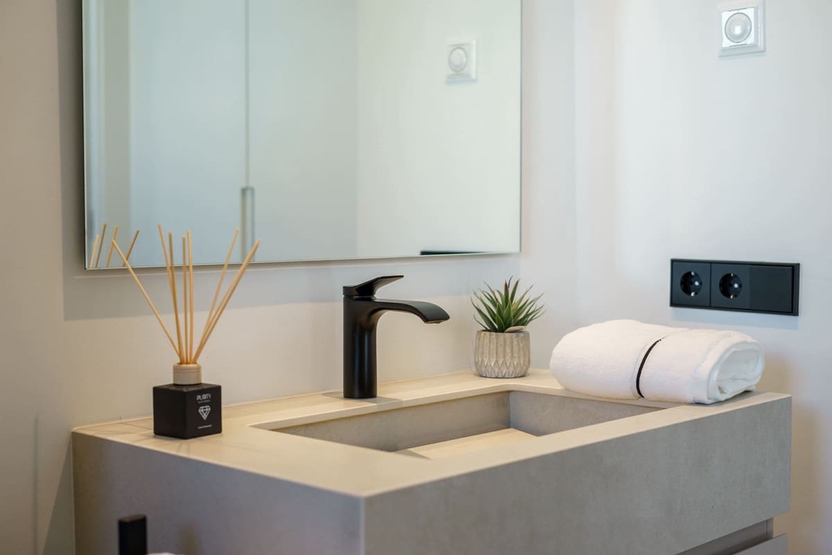 5 bedroom Villa for sale in Marbella with pool garage - € 2,575,000 (Ref: 8280892)