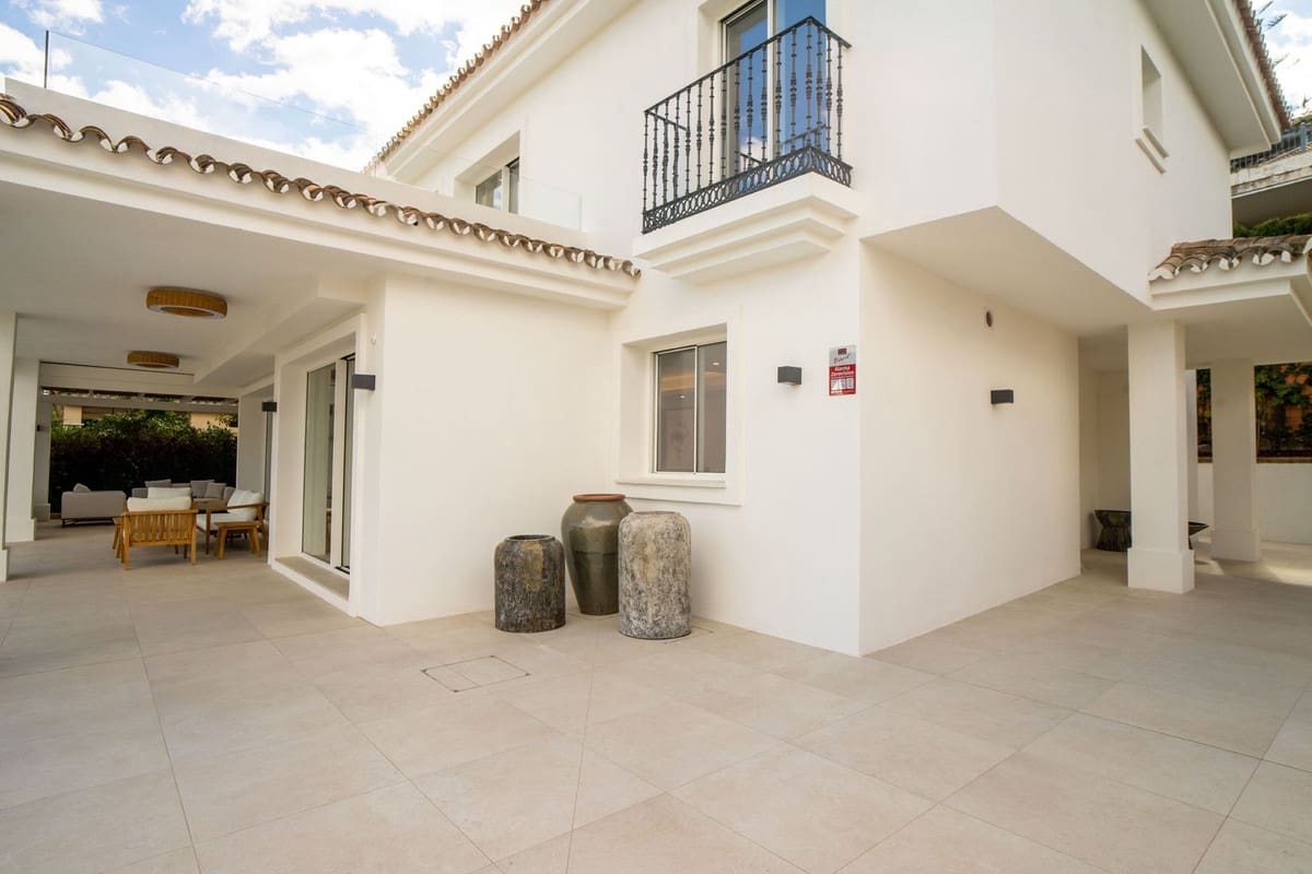 5 bedroom Villa for sale in Marbella with pool garage - € 2,575,000 (Ref: 8280892)