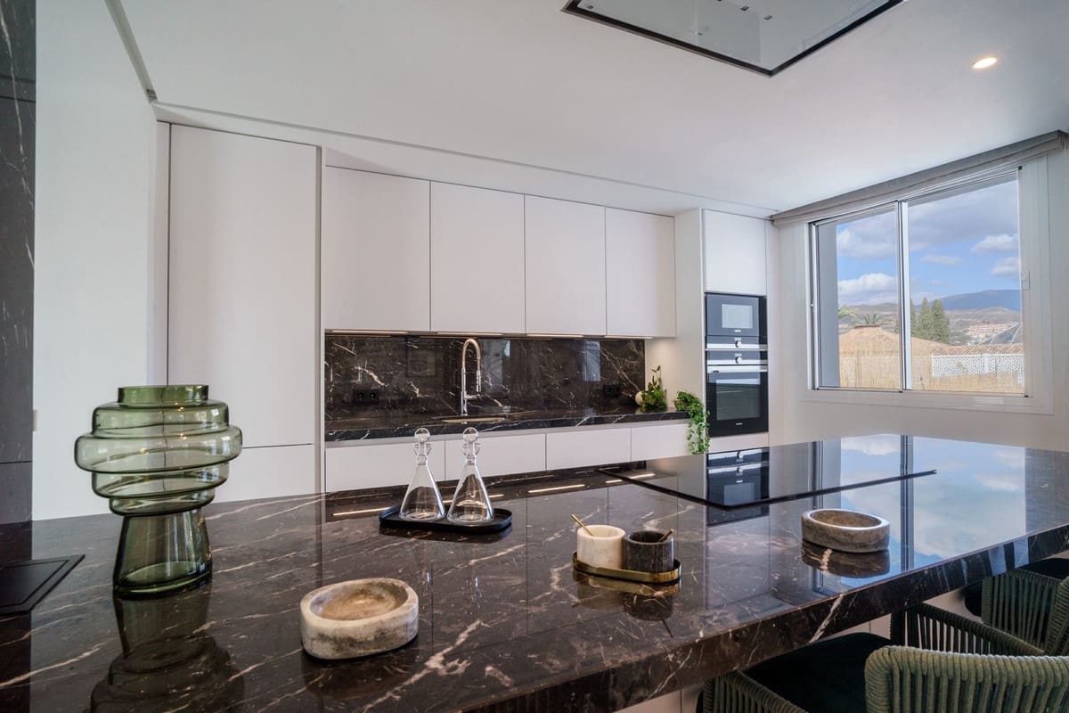 5 bedroom Villa for sale in Marbella with pool garage - € 2,575,000 (Ref: 8280892)