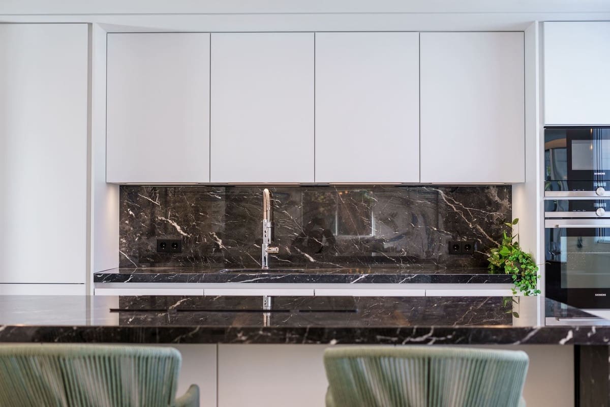 5 bedroom Villa for sale in Marbella with pool garage - € 2,575,000 (Ref: 8280892)