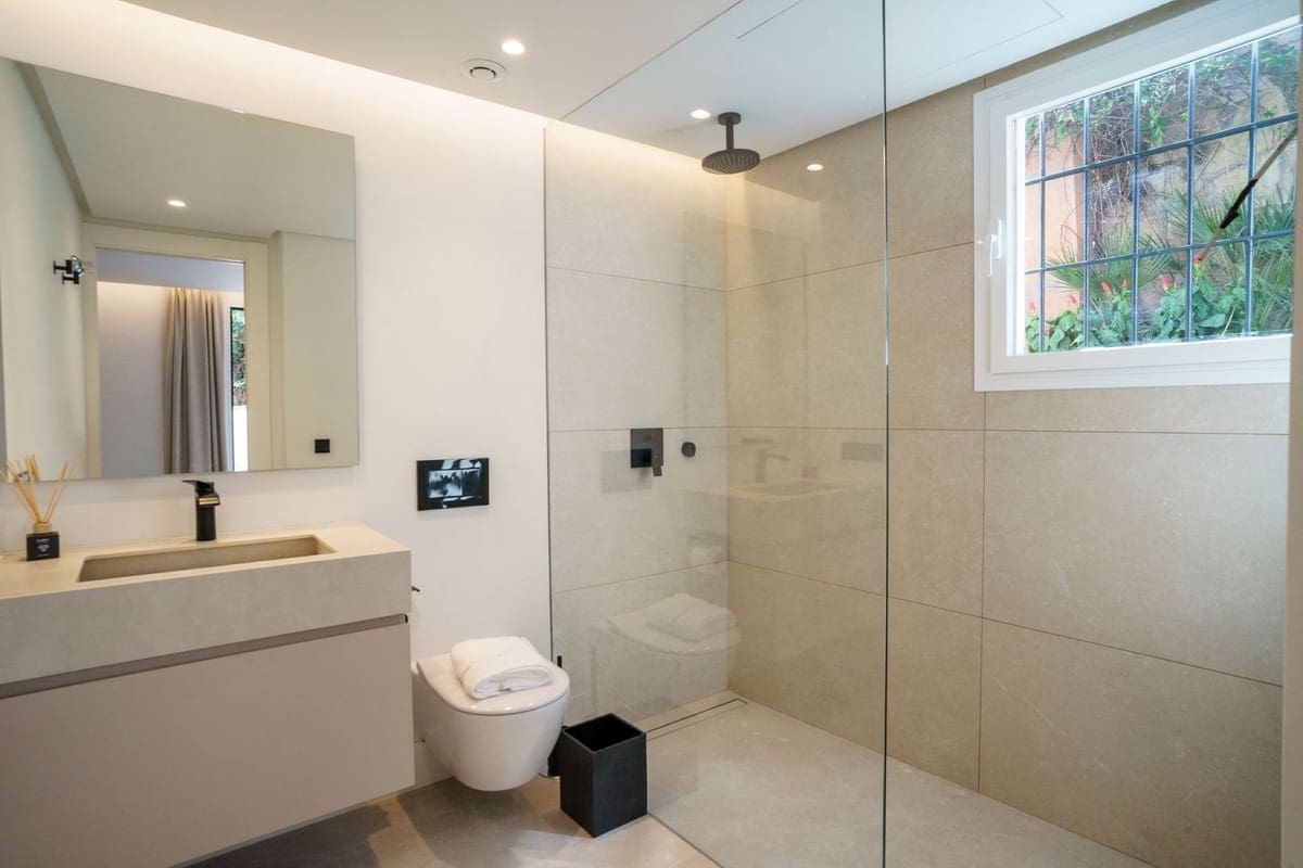 5 bedroom Villa for sale in Marbella with pool garage - € 2,575,000 (Ref: 8280892)