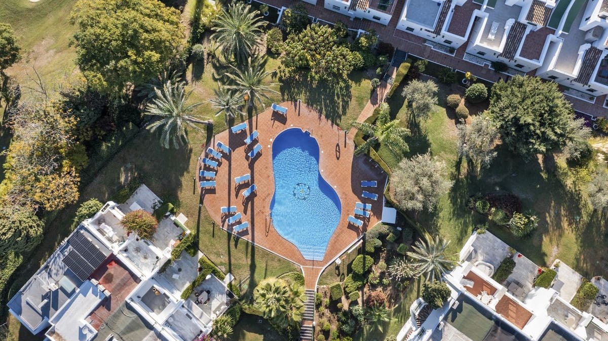 4 chambre Maison de Ville à vendre à Nueva Andalucia avec piscine - 949 000 € (Ref: 8293215)