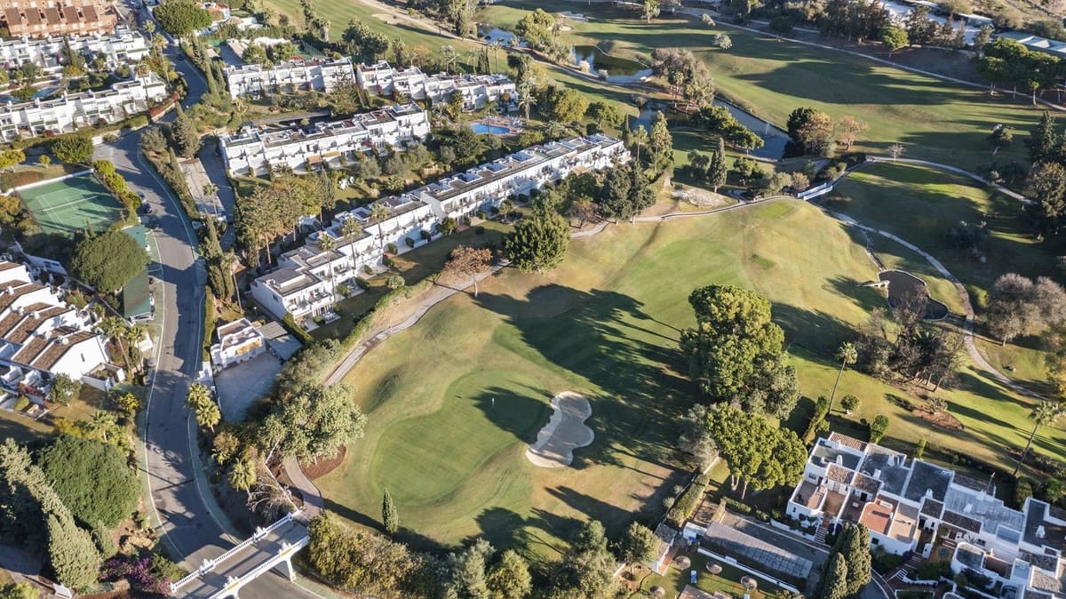 4 slaapkamer Huis te koop in Nueva Andalucia met zwembad - € 949.000 (Ref: 8293215)