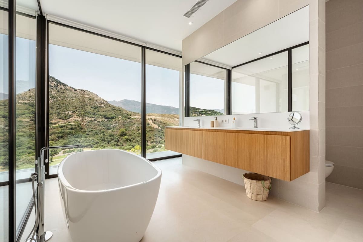 4 bedroom Villa for sale in Benahavis with pool garage - € 3,390,000 (Ref: 8296944)