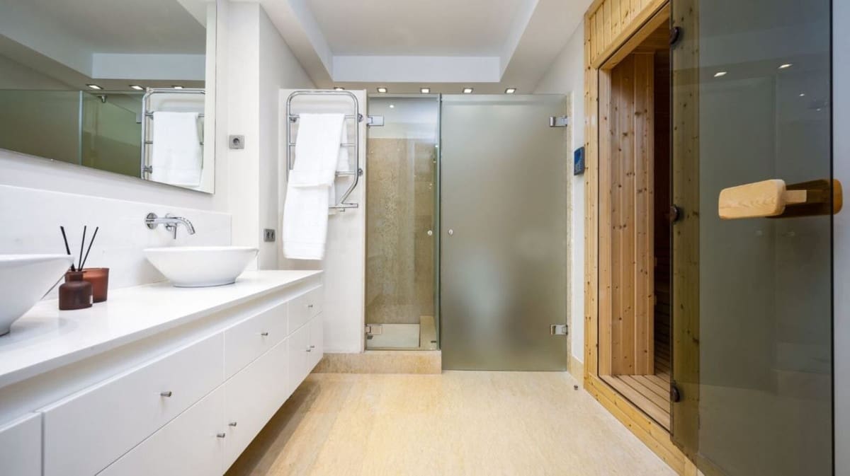 4 bedroom Apartment for sale in Nueva Andalucia with pool garage - € 1,995,000 (Ref: 8297033)