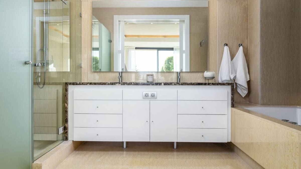 4 bedroom Apartment for sale in Nueva Andalucia with pool garage - € 1,995,000 (Ref: 8297033)