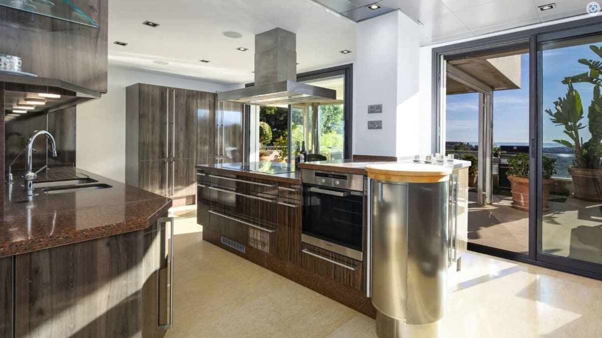 4 bedroom Apartment for sale in Nueva Andalucia with pool garage - € 1,995,000 (Ref: 8297033)