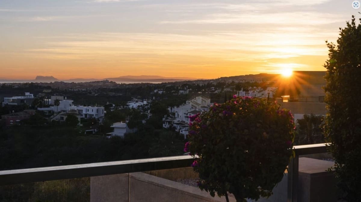 4 bedroom Apartment for sale in Nueva Andalucia with pool garage - € 1,995,000 (Ref: 8297033)