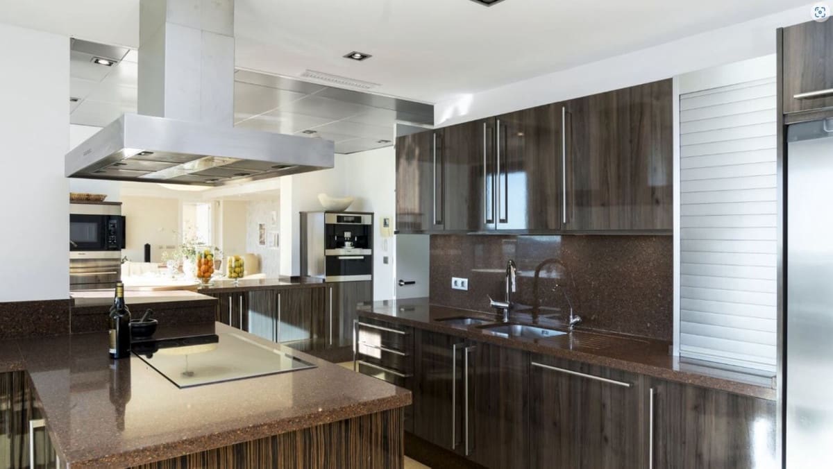 4 bedroom Apartment for sale in Nueva Andalucia with pool garage - € 1,995,000 (Ref: 8297033)