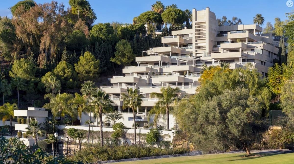 4 bedroom Apartment for sale in Nueva Andalucia with pool garage - € 1,995,000 (Ref: 8297033)