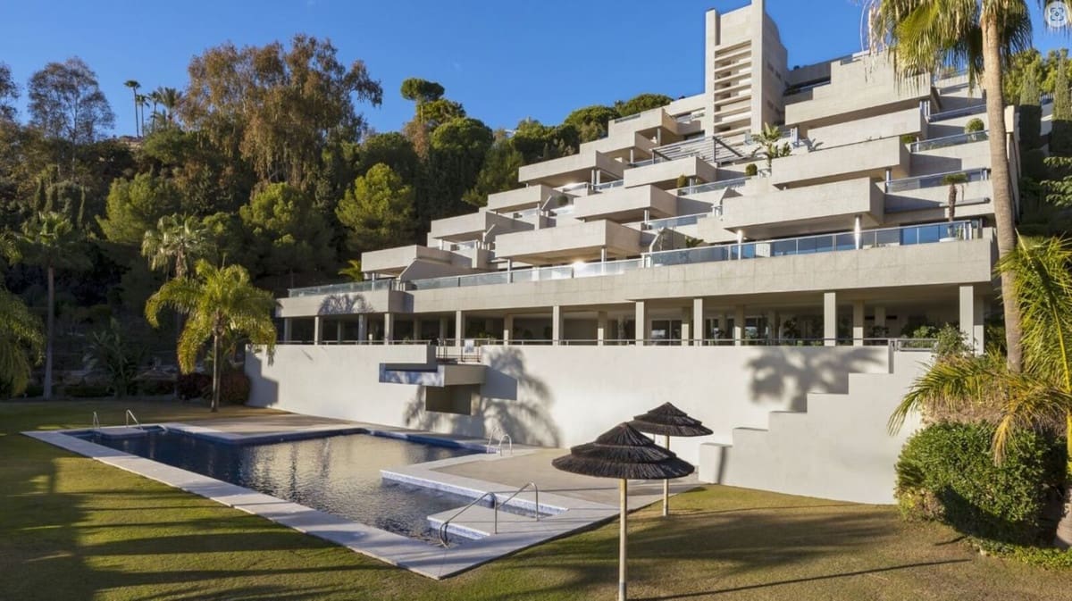 4 bedroom Apartment for sale in Nueva Andalucia with pool garage - € 1,995,000 (Ref: 8297033)