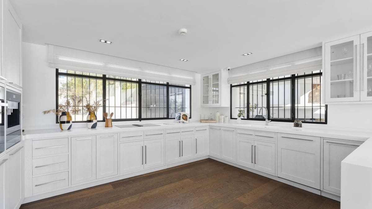 7 chambre Villa/Maison à vendre à Nueva Andalucia avec piscine garage - 6 990 000 € (Ref: 8301428)