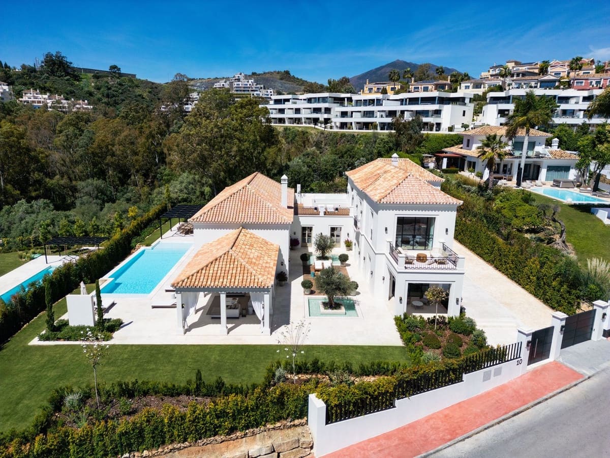 6 bedroom Villa for sale in Nueva Andalucia with pool - € 9,350,000 (Ref: 8307511)