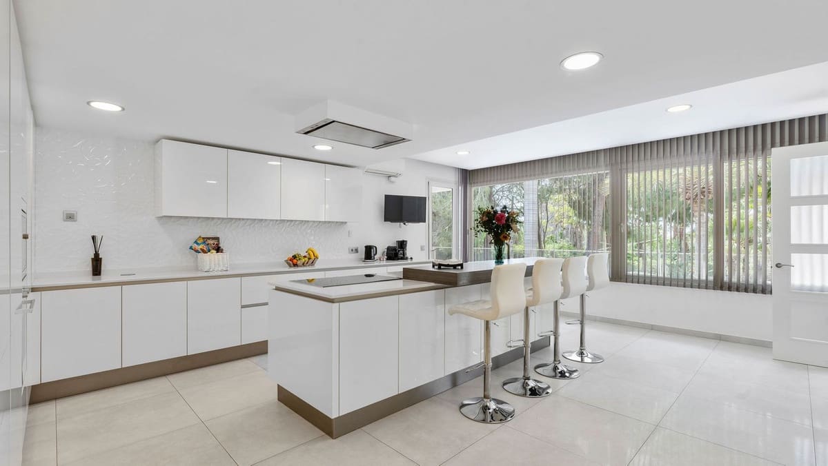 7 makuuhuone Huvila myytävänä paikassa Marbella mukana uima-altaan 
autotalli - 2 250 000 € (Ref: 8323673)