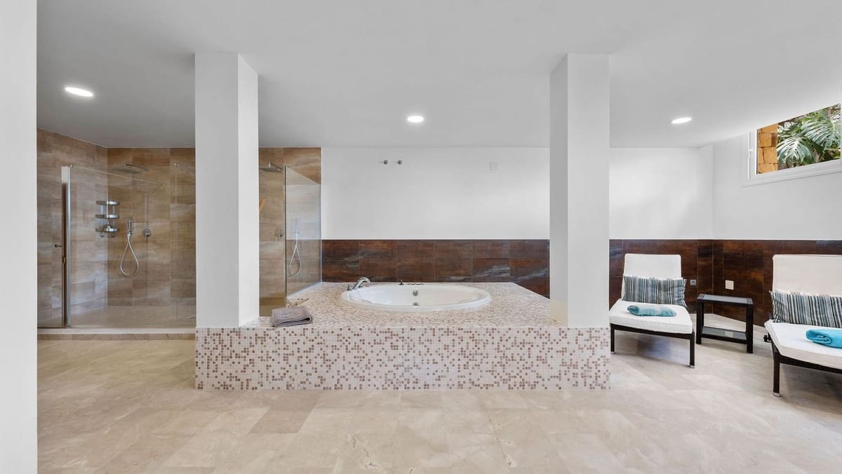 7 sovrum Villa till salu i Marbella med pool garage - 2 250 000 € (Ref: 8323673)