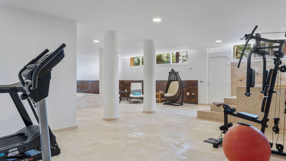 7 sovrum Villa till salu i Marbella med pool garage - 2 250 000 € (Ref: 8323673)