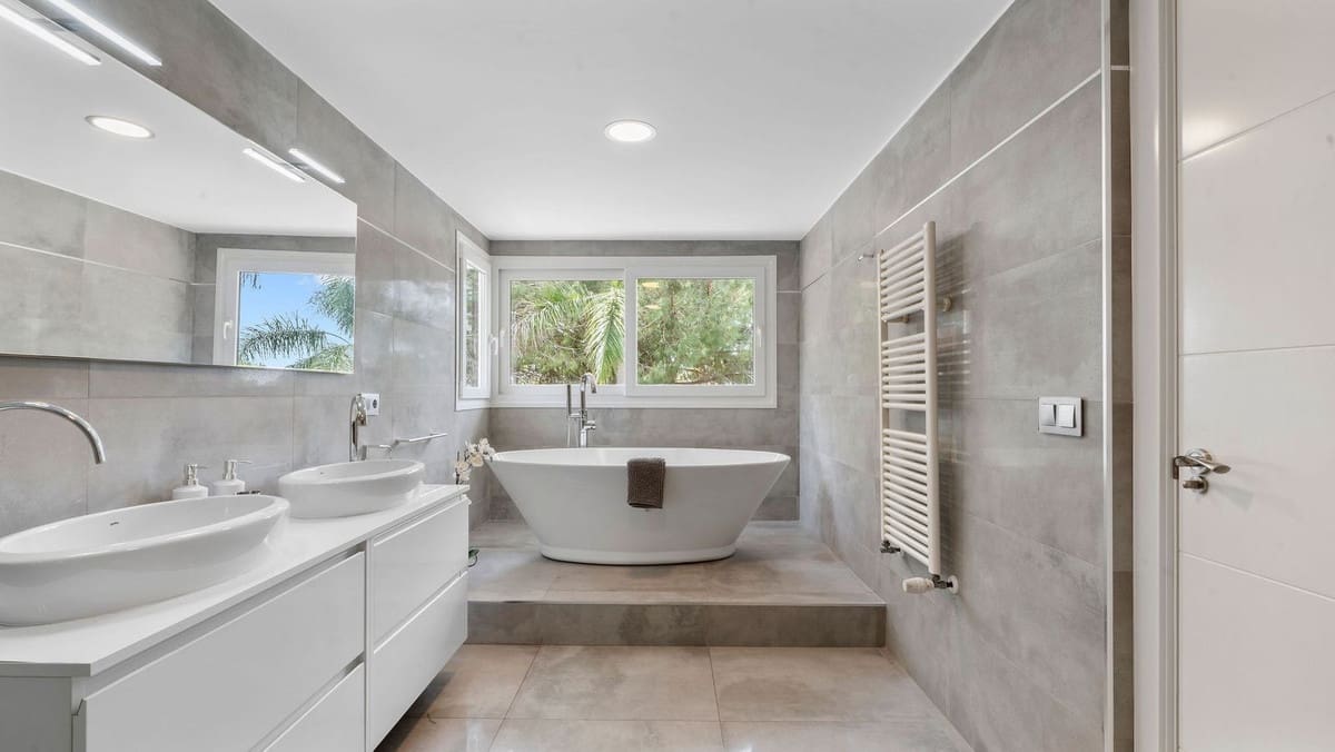 7 sovrum Villa till salu i Marbella med pool garage - 2 250 000 € (Ref: 8323673)