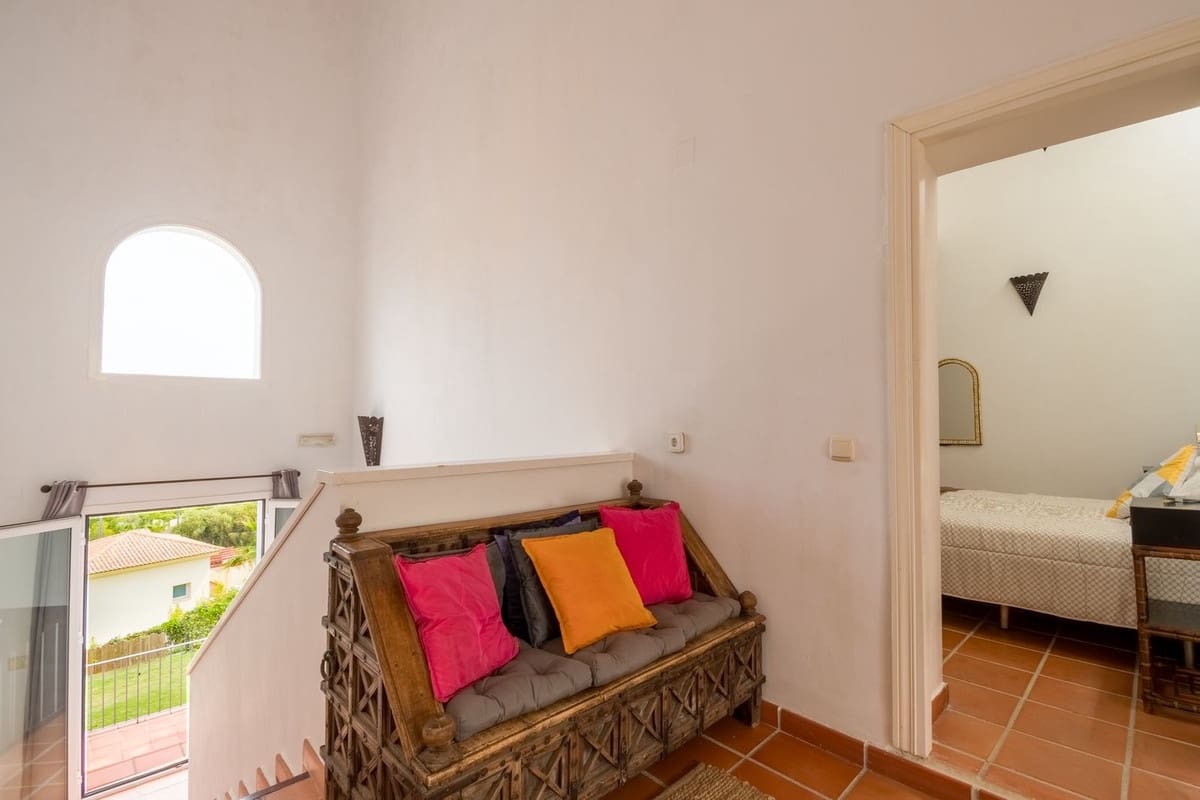 5 bedroom Villa for sale in Sotogrande with pool - € 1,125,000 (Ref: 8344142)