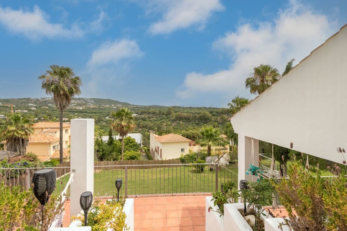 5 bedroom Villa for sale in Sotogrande with pool - € 1,125,000 (Ref: 8344142)