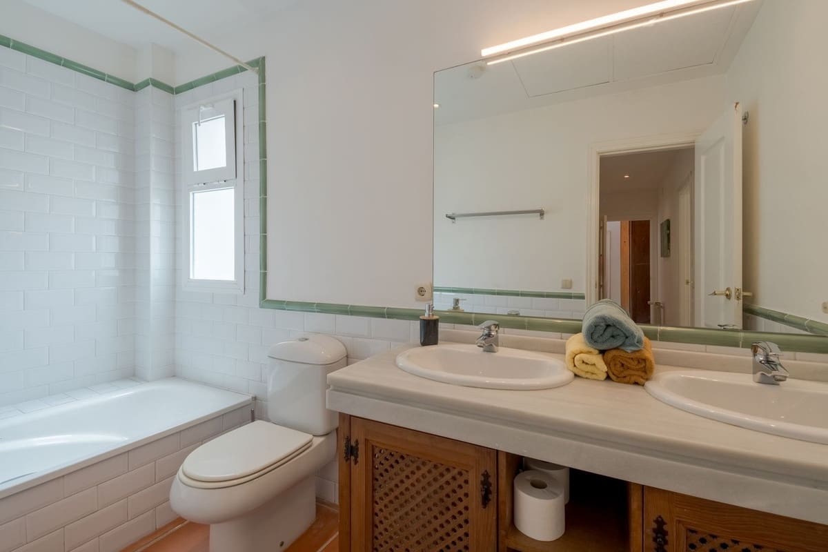 5 bedroom Villa for sale in Sotogrande with pool - € 1,125,000 (Ref: 8344142)