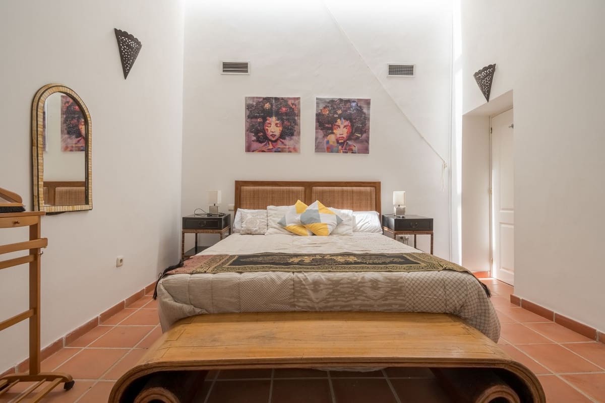 5 bedroom Villa for sale in Sotogrande with pool - € 1,125,000 (Ref: 8344142)