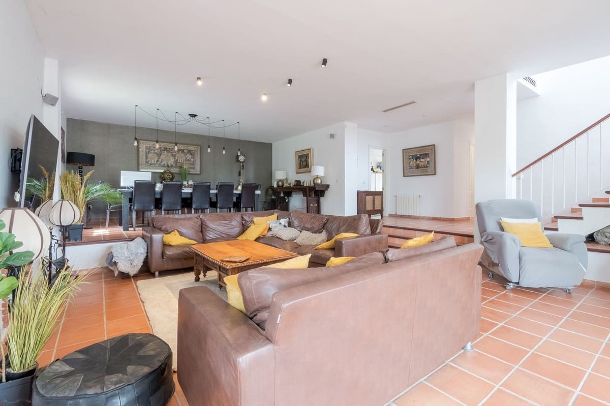 5 bedroom Villa for sale in Sotogrande with pool - € 1,125,000 (Ref: 8344142)