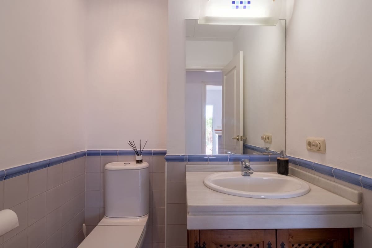 5 bedroom Villa for sale in Sotogrande with pool - € 1,125,000 (Ref: 8344142)