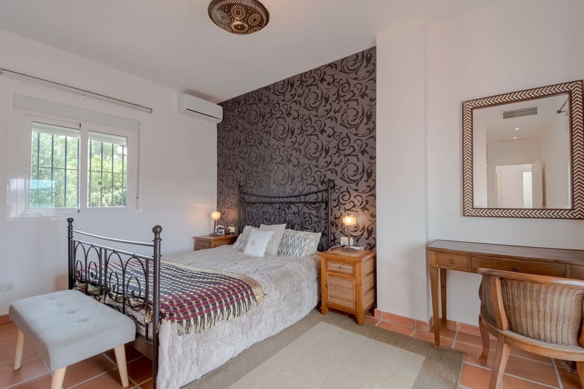 5 bedroom Villa for sale in Sotogrande with pool - € 1,125,000 (Ref: 8344142)