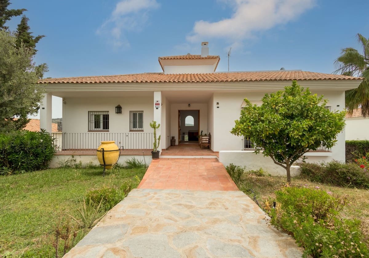 5 bedroom Villa for sale in Sotogrande with pool - € 1,125,000 (Ref: 8344142)