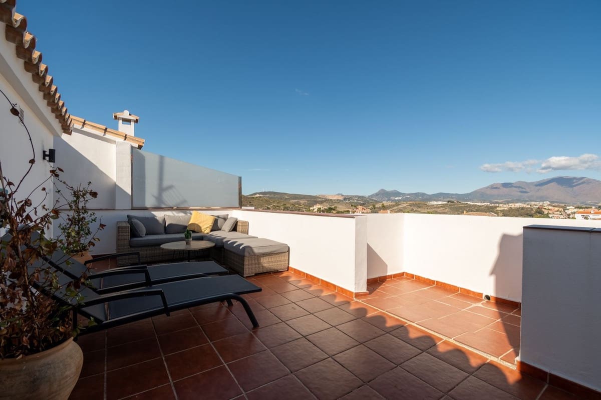 3 bedroom Townhouse for sale in La Duquesa / Puerto de la Duquesa with pool - € 340,000 (Ref: 8389729)