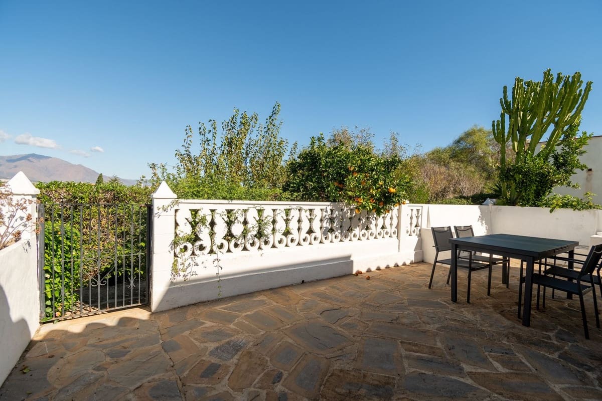 3 slaapkamer Huis te koop in La Duquesa / Puerto de la Duquesa met zwembad - € 340.000 (Ref: 8389729)