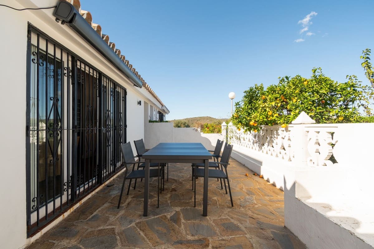 3 slaapkamer Huis te koop in La Duquesa / Puerto de la Duquesa met zwembad - € 340.000 (Ref: 8389729)