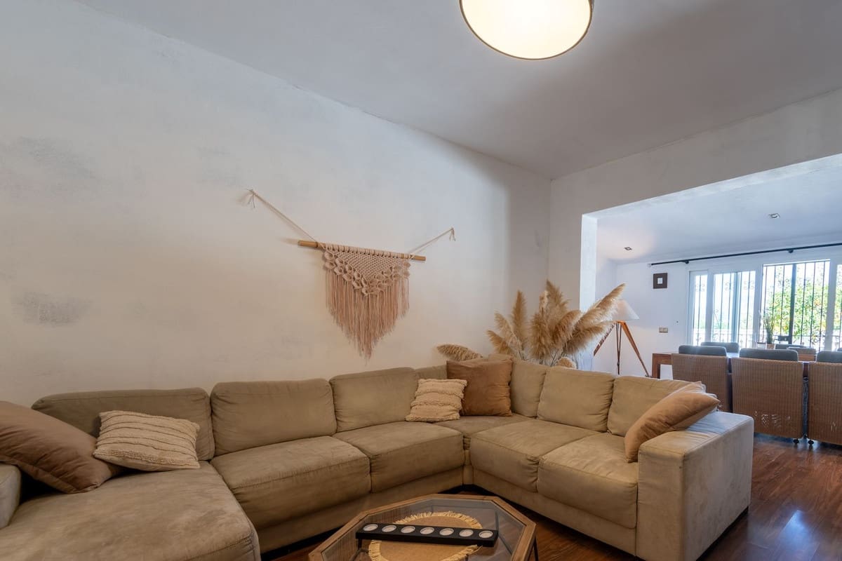 3 slaapkamer Huis te koop in La Duquesa / Puerto de la Duquesa met zwembad - € 340.000 (Ref: 8389729)