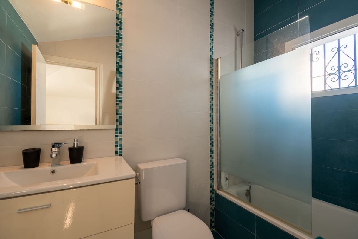 3 slaapkamer Huis te koop in La Duquesa / Puerto de la Duquesa met zwembad - € 340.000 (Ref: 8389729)