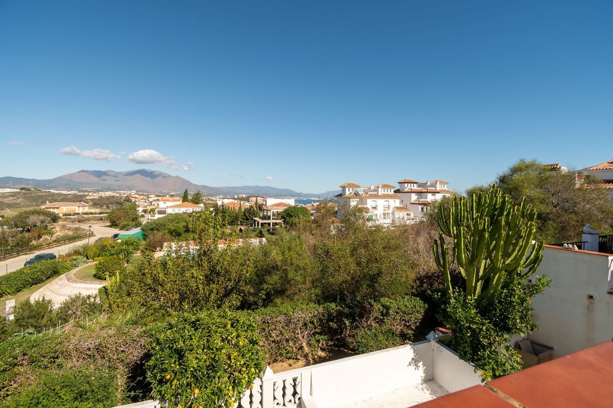 3 bedroom Townhouse for sale in La Duquesa / Puerto de la Duquesa with pool - € 340,000 (Ref: 8389729)