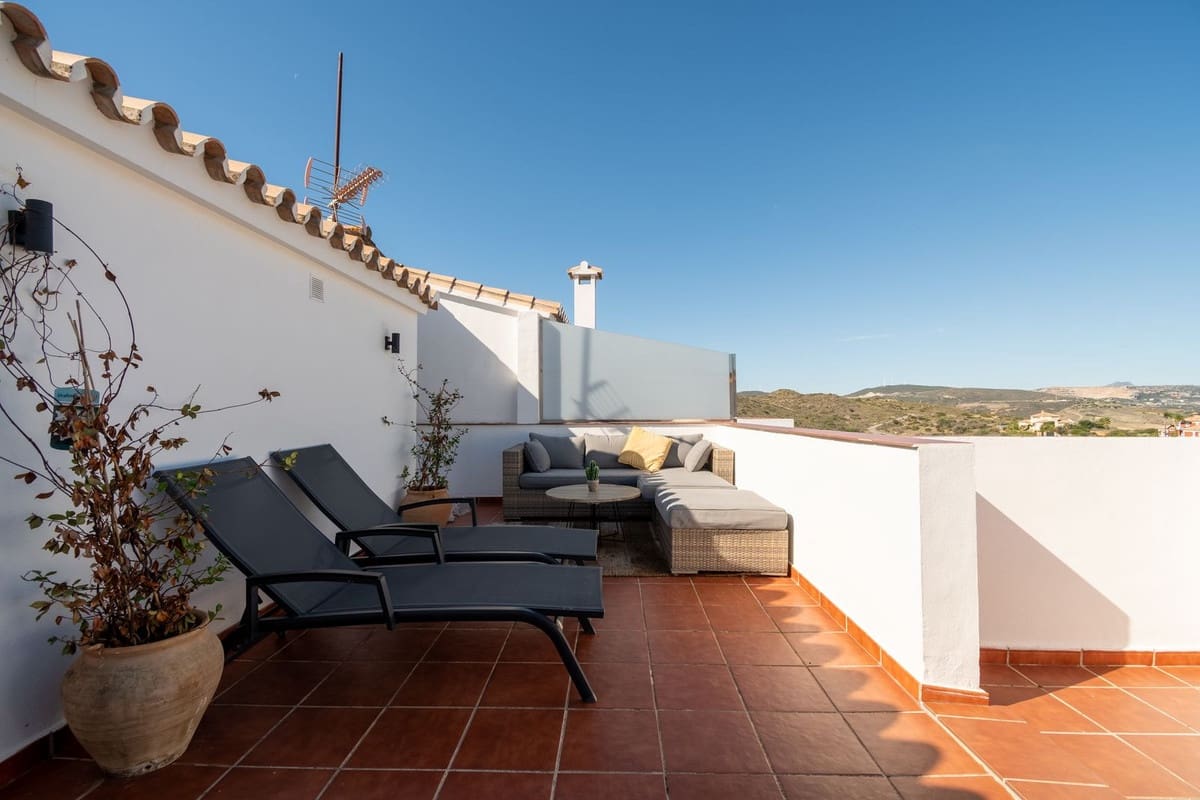 3 bedroom Townhouse for sale in La Duquesa / Puerto de la Duquesa with pool - € 340,000 (Ref: 8389729)