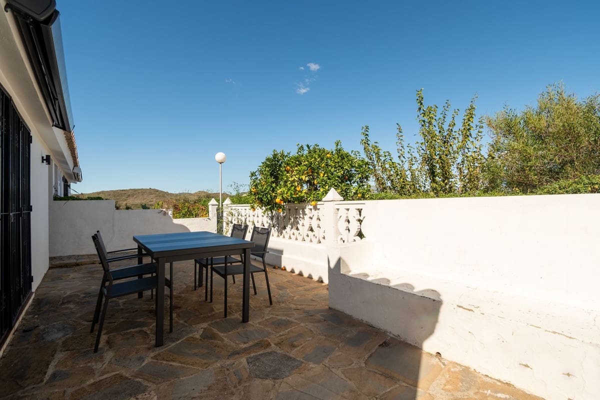 3 soveværelse Byhus til salg i La Duquesa / Puerto de la Duquesa med swimmingpool - € 340.000 (Ref: 8389729)