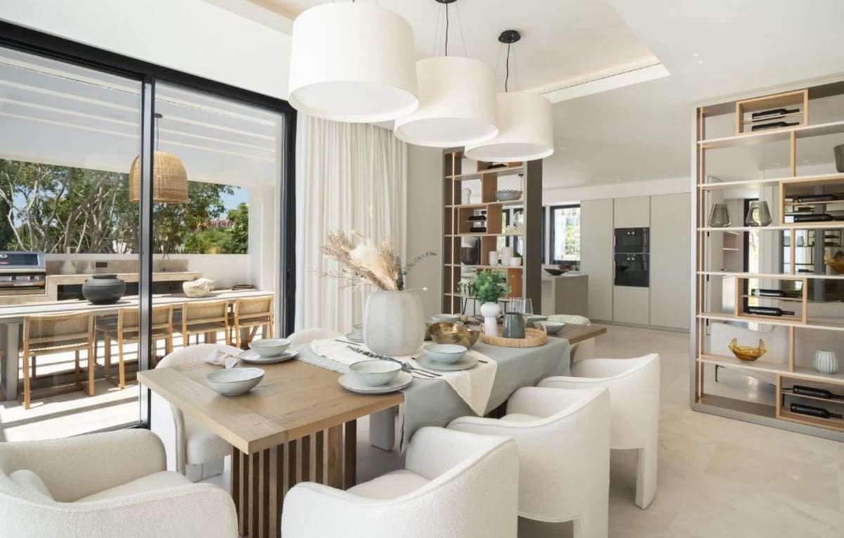 8 bedroom Villa for sale in Benahavis with pool garage - € 10,900,000 (Ref: 8393301)