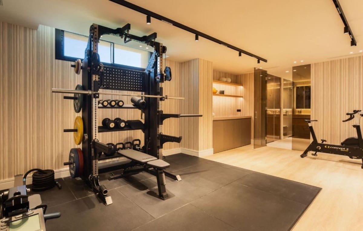 8 bedroom Villa for sale in Benahavis with pool garage - € 10,900,000 (Ref: 8393301)