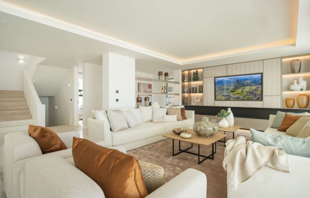 8 bedroom Villa for sale in Benahavis with pool garage - € 10,900,000 (Ref: 8393301)