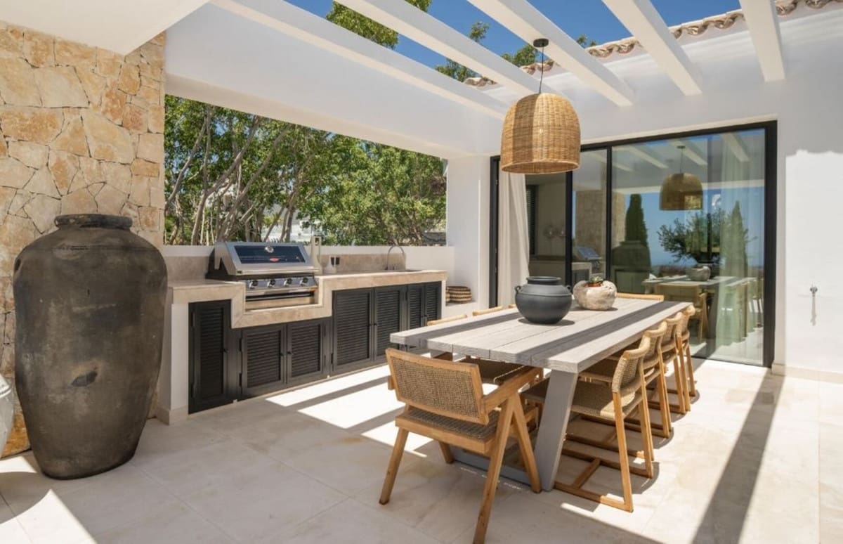 8 bedroom Villa for sale in Benahavis with pool garage - € 10,900,000 (Ref: 8393301)