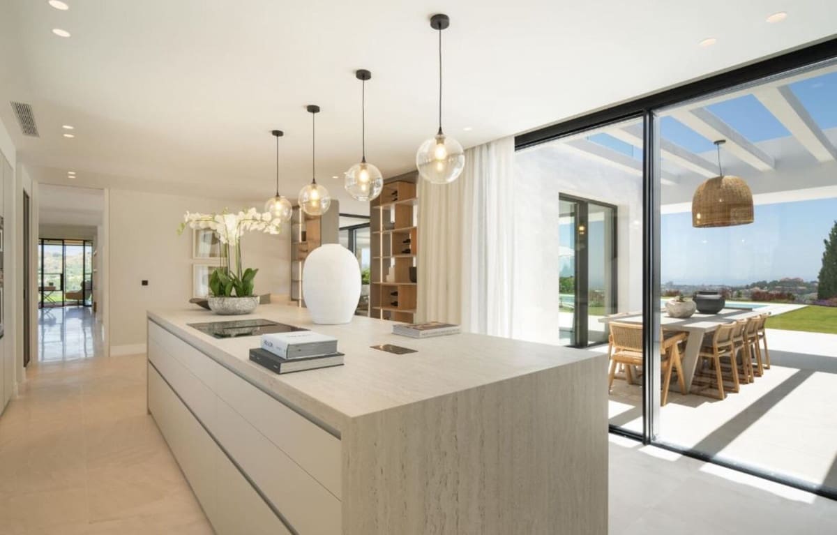 8 bedroom Villa for sale in Benahavis with pool garage - € 10,900,000 (Ref: 8393301)