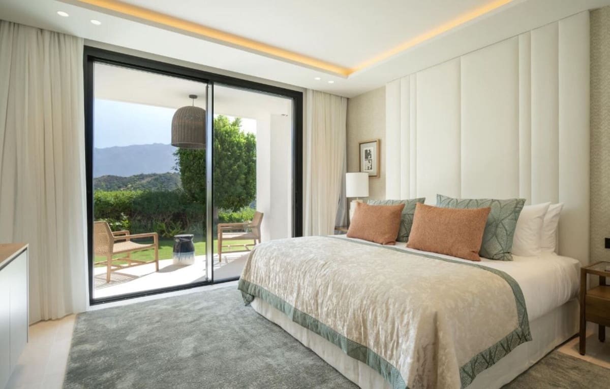 8 bedroom Villa for sale in Benahavis with pool garage - € 10,900,000 (Ref: 8393301)